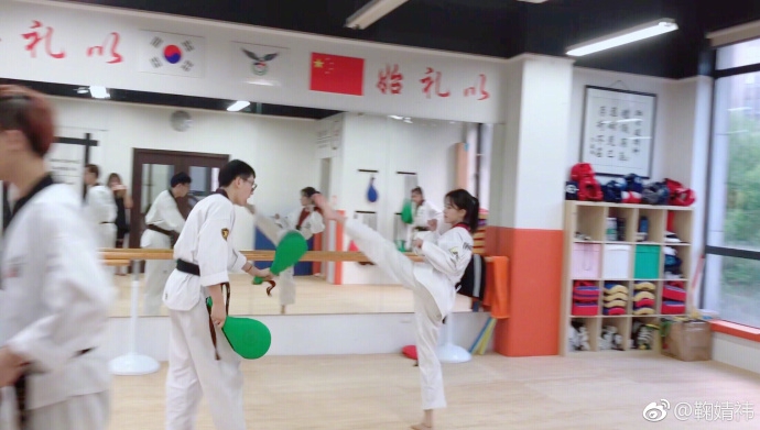 组图:鞠婧祎练跆拳道帅气高抬腿 托腮浅笑美目