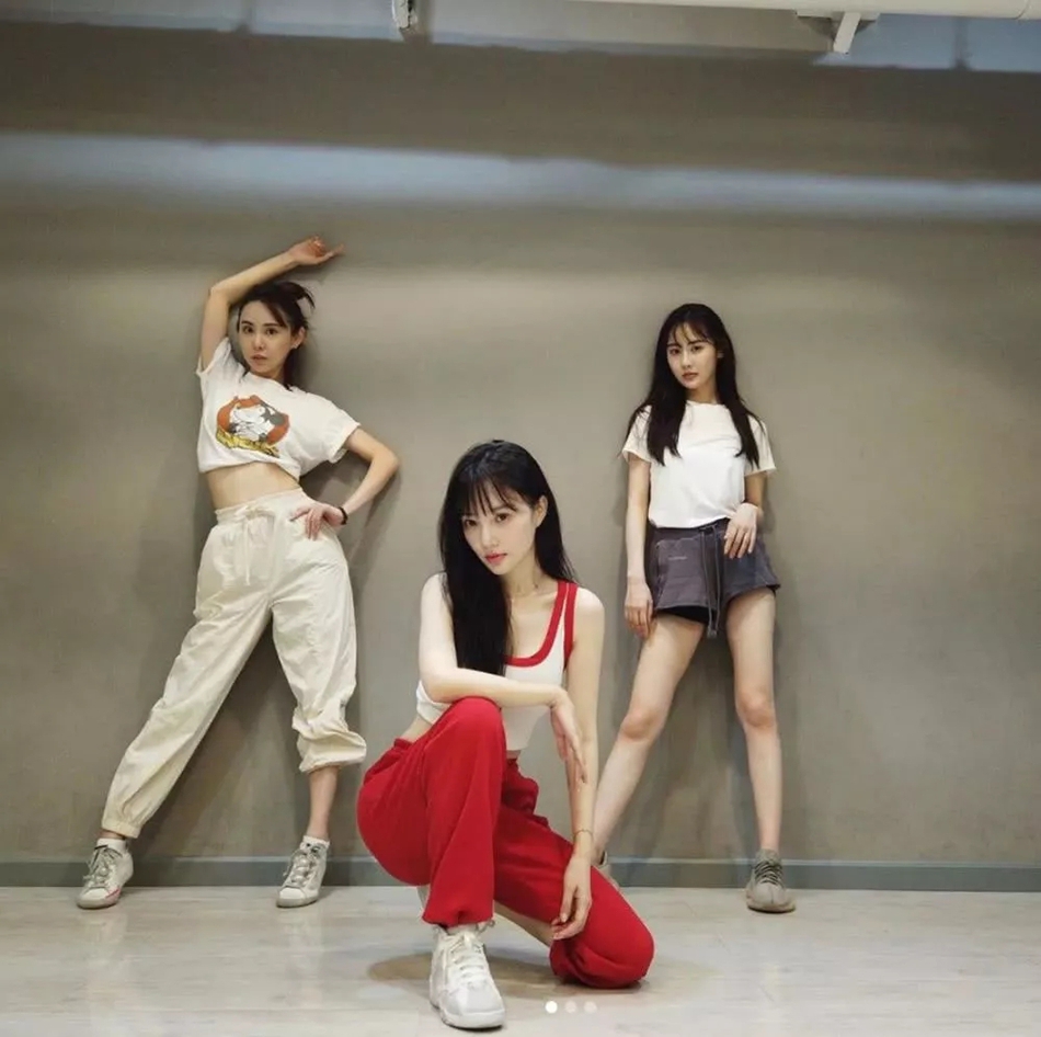 李小璐晒近照心情大好 化红唇坐豪车嘟嘴卖萌画风搞怪