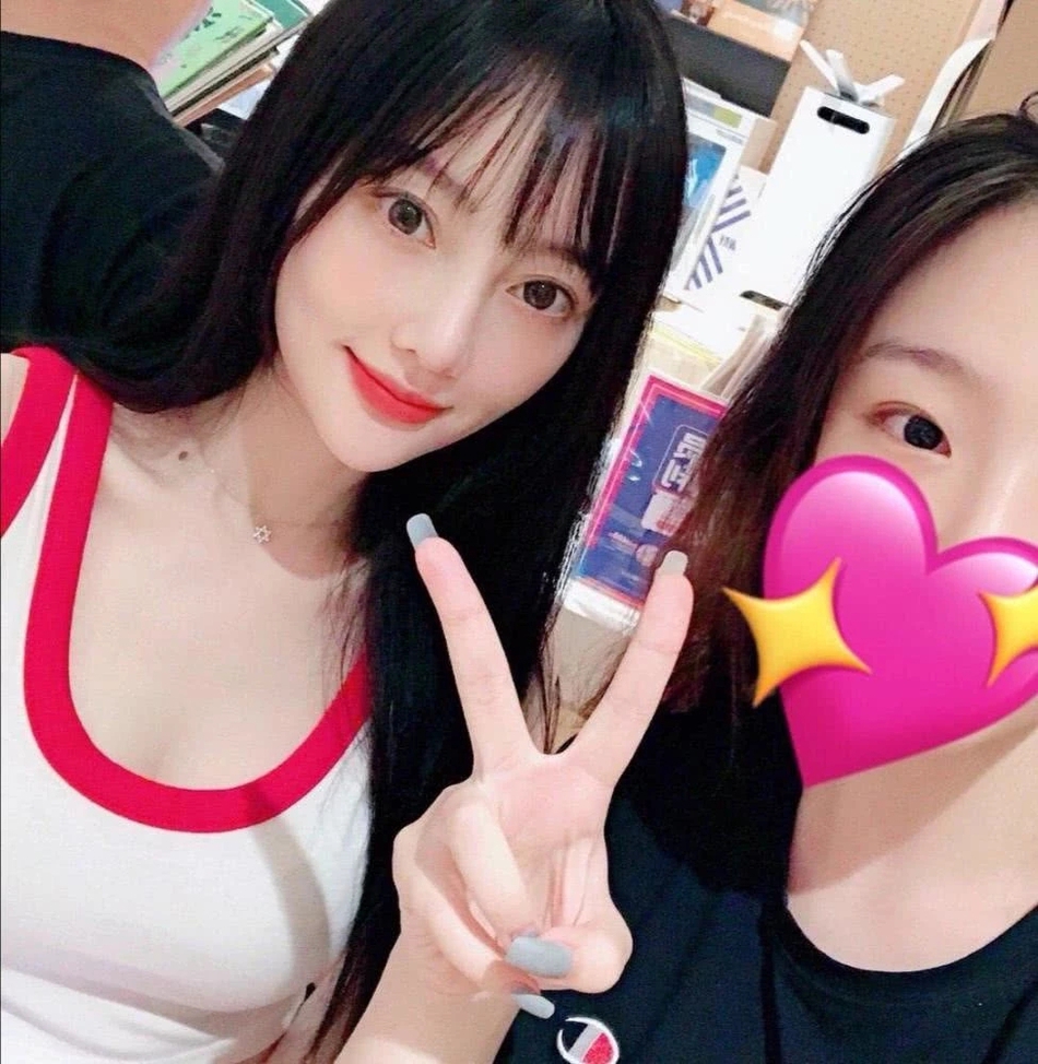 李小璐晒近照心情大好 化红唇坐豪车嘟嘴卖萌画风搞怪