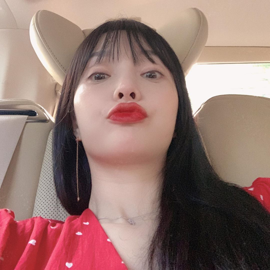 李小璐晒近照心情大好 化红唇坐豪车嘟嘴卖萌画风搞怪