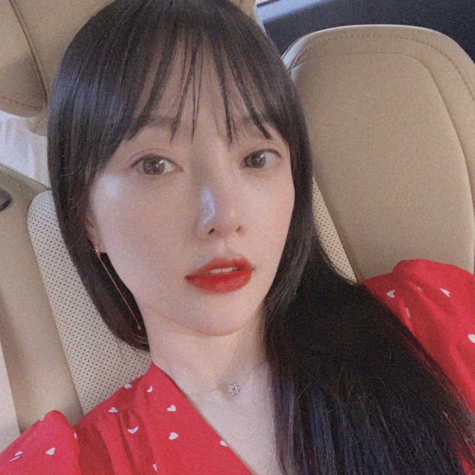 李小璐晒近照心情大好 化红唇坐豪车嘟嘴卖萌画风搞怪