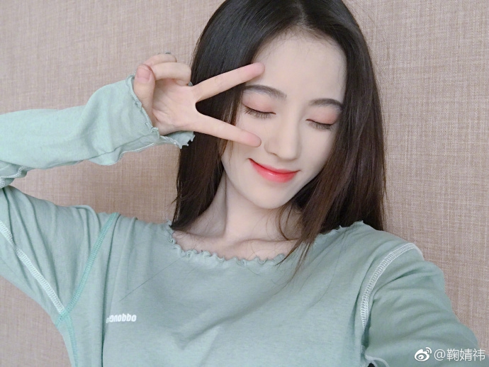 组图:鞠婧祎节目演奏小提琴气质典雅 黑发白裙