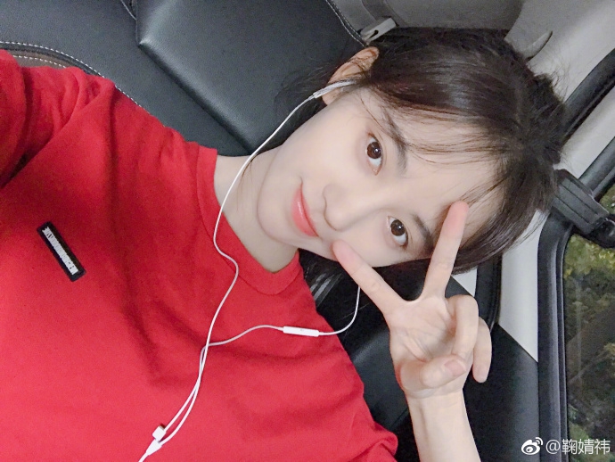 组图:鞠婧祎练跆拳道帅气高抬腿 托腮浅笑美目