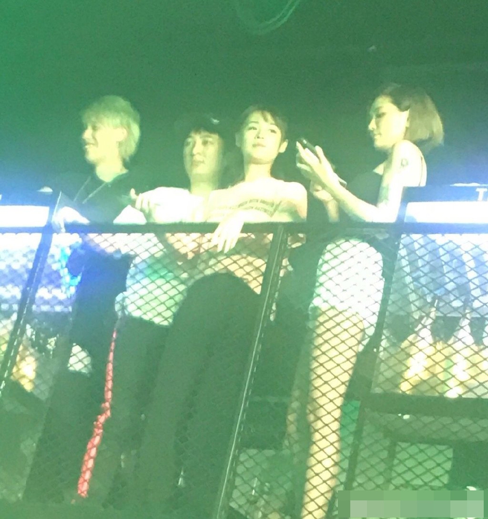 网友夜店偶遇王思聪左拥右抱 清纯妹子与性感女神通吃