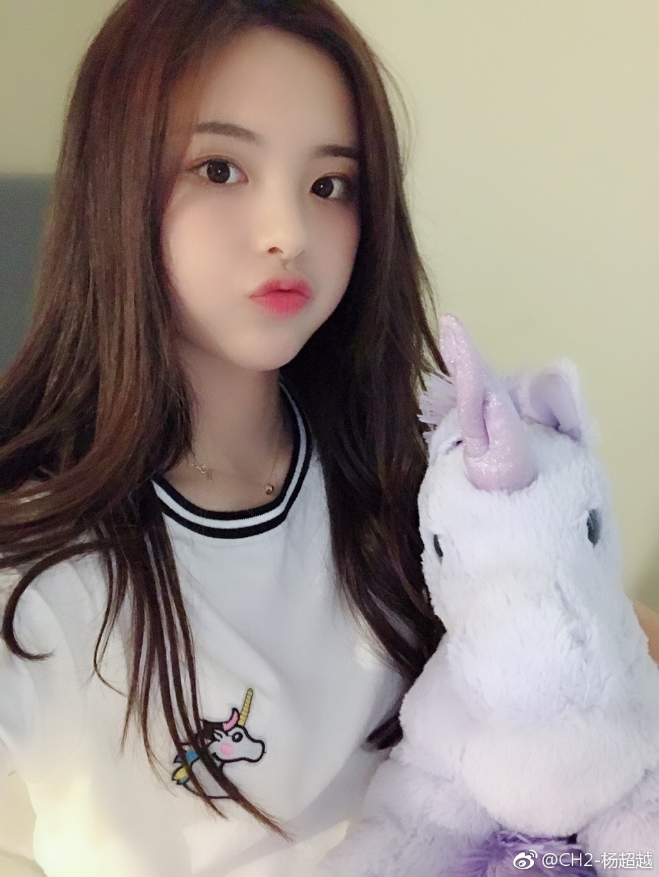 组图:杨超越现身机场生图曝光 手机屏保竟然是