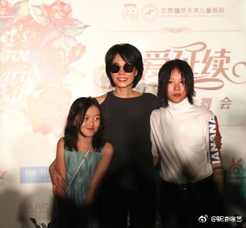 偶遇王菲李嫣母女图片