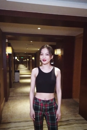 组图张韶涵穿运动背心秀健美身材扎两只小辫少女感十足