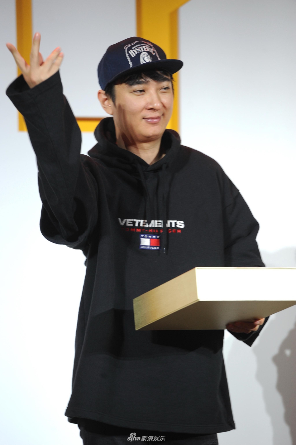 网友夜店偶遇王思聪左拥右抱 清纯妹子与性感女神通吃