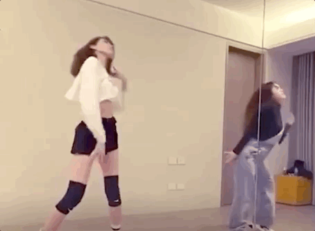 陈若仪扭臀摆腰,舞姿优美,比起身边的老师也毫不逊色.