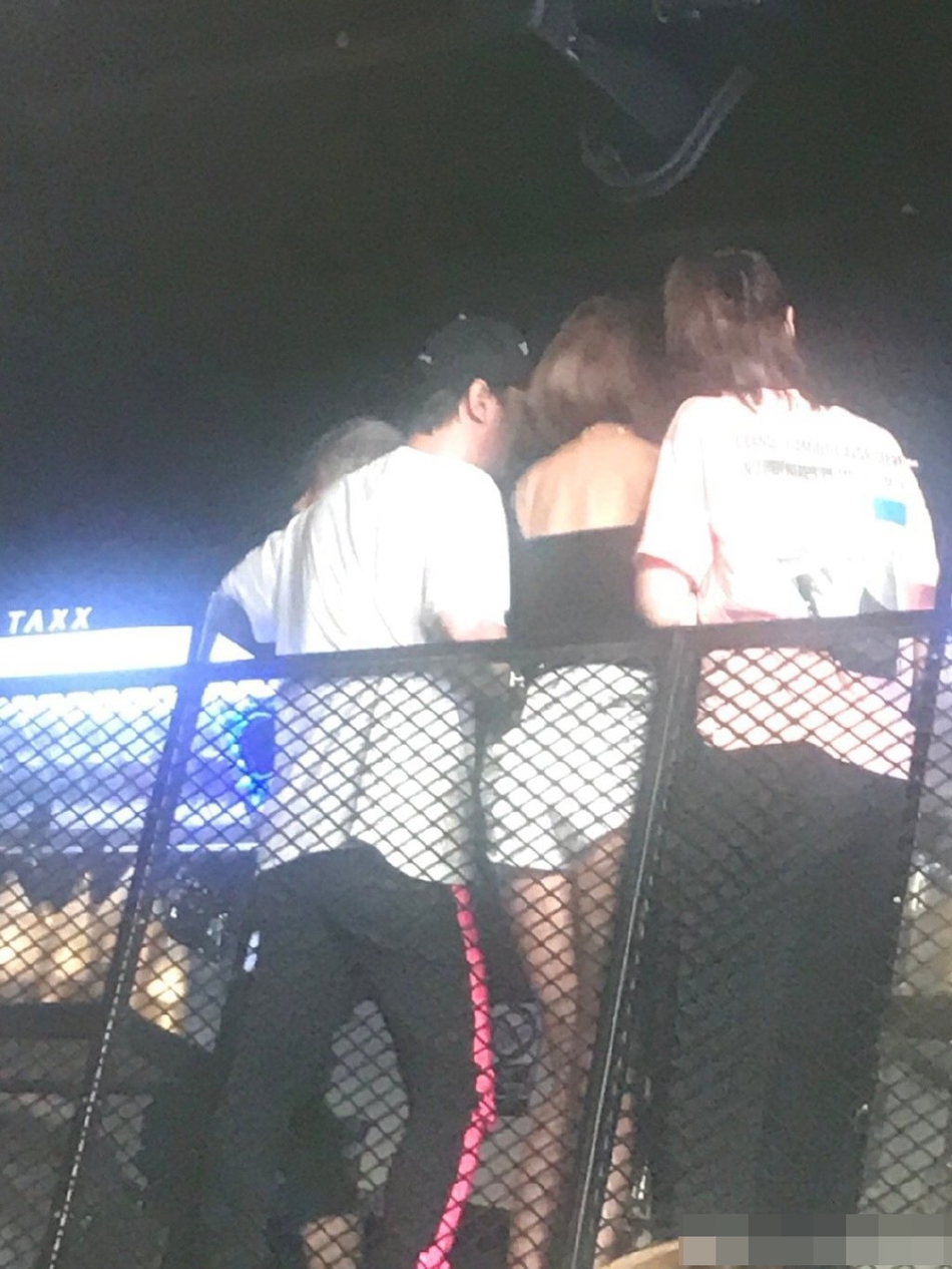 网友夜店偶遇王思聪左拥右抱 清纯妹子与性感女神通吃