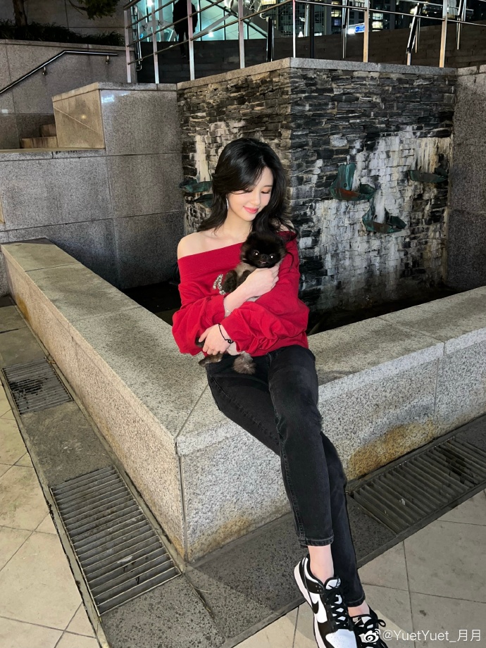 组图：邱淑贞大女儿沈月晒美照 穿红色一字肩上衣抱狗狗眼神温柔_1
