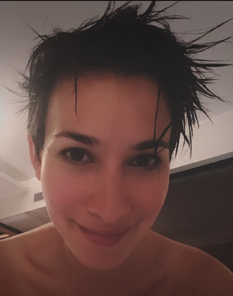 组图:卢靖姗满脸笑容晒健身自拍 四肢纤细马甲线抢镜十足