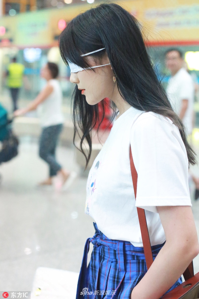 组图:李艺彤一脸疲惫"独眼"现身 变眼罩女孩