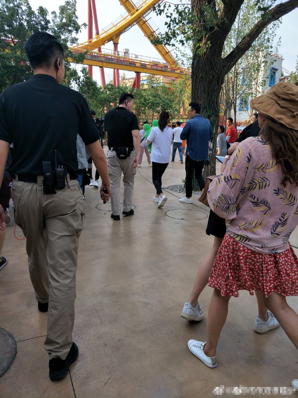 组图：网友欢乐谷偶遇迪丽热巴录节目 高马尾黑白休闲装清爽十足