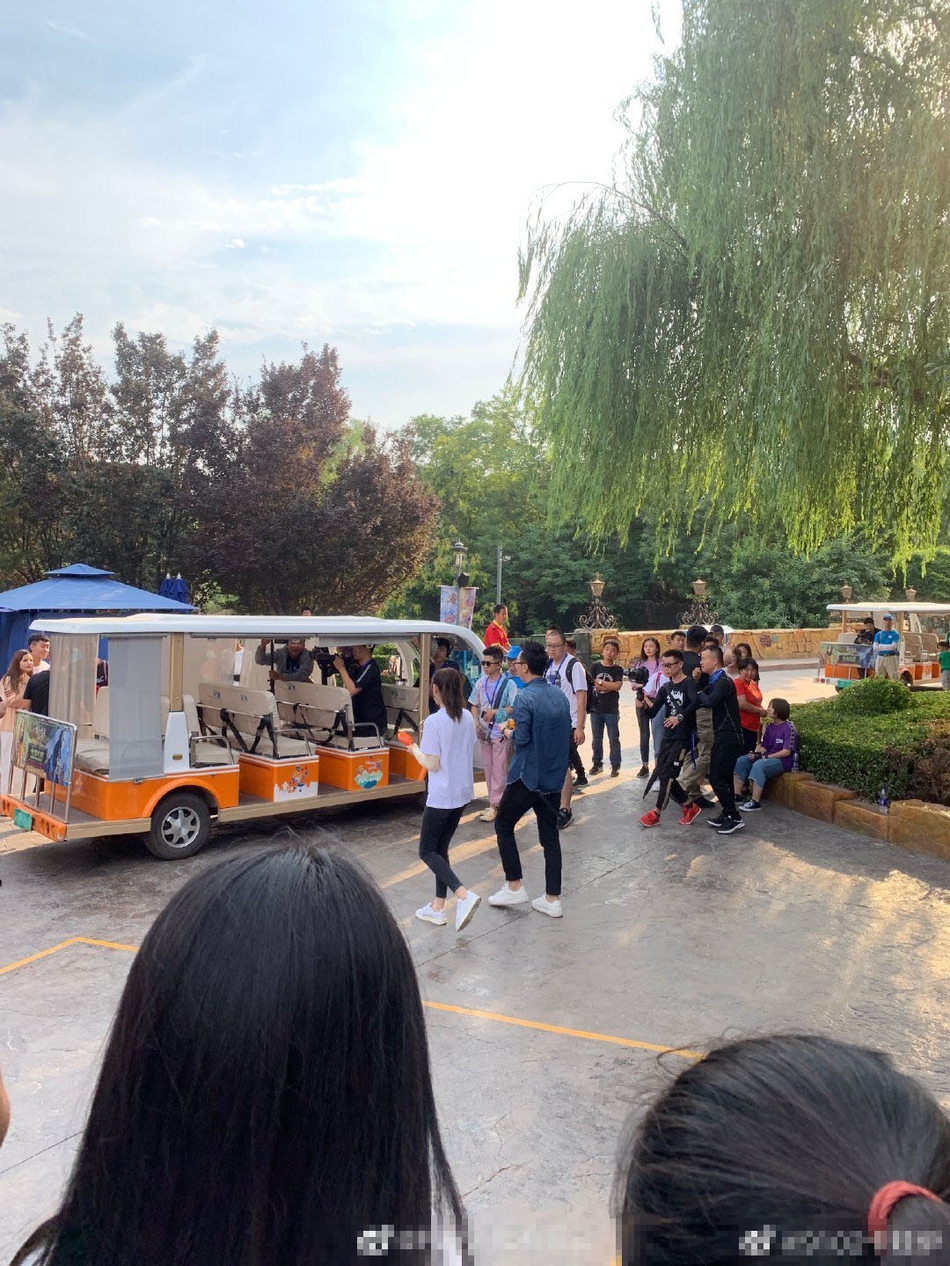 组图：网友欢乐谷偶遇迪丽热巴录节目 高马尾黑白休闲装清爽十足