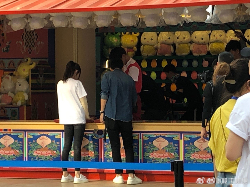 组图：网友欢乐谷偶遇迪丽热巴录节目 高马尾黑白休闲装清爽十足