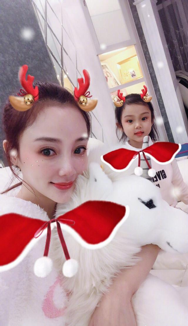 「奇趣网」李小璐晒与女儿合照庆圣诞 甜馨被称是缩小版贾乃亮