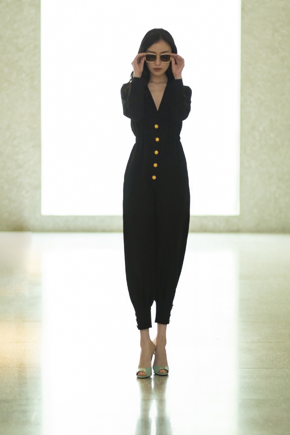 [奇趣网]倪妮黑色深V连体裤秀锁骨 戴圆框大眼镜知性女神范儿