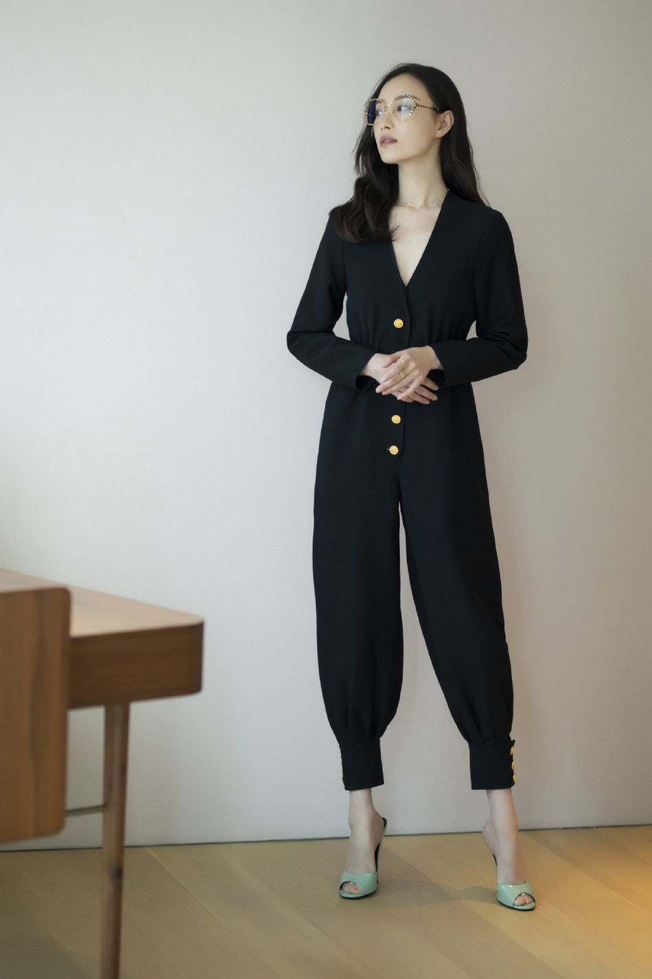 [奇趣网]倪妮黑色深V连体裤秀锁骨 戴圆框大眼镜知性女神范儿