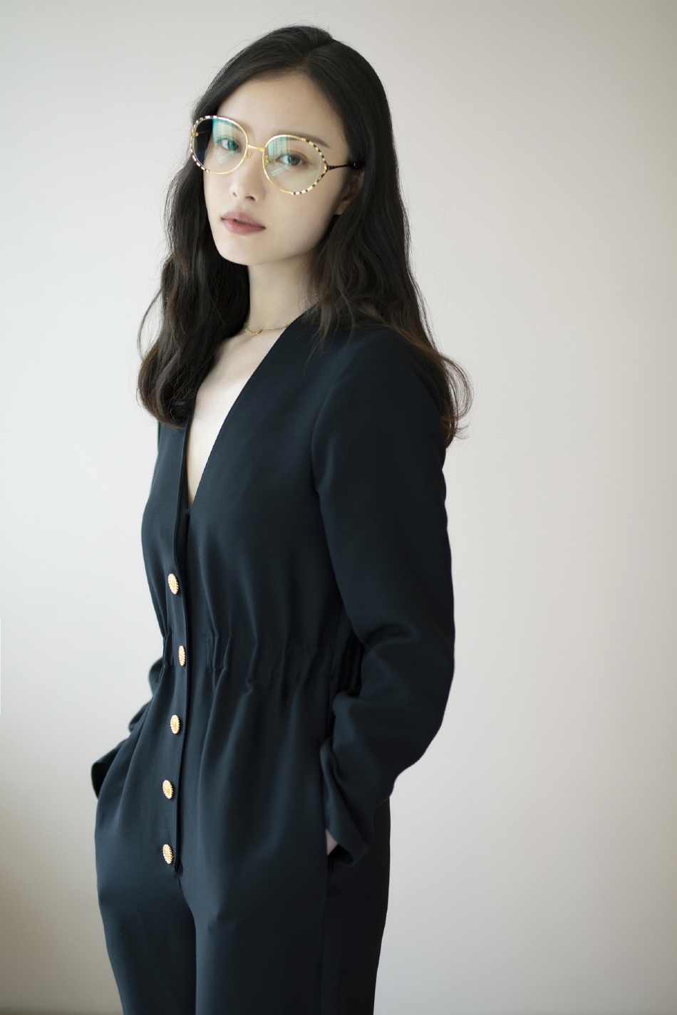 [奇趣网]倪妮黑色深V连体裤秀锁骨 戴圆框大眼镜知性女神范儿
