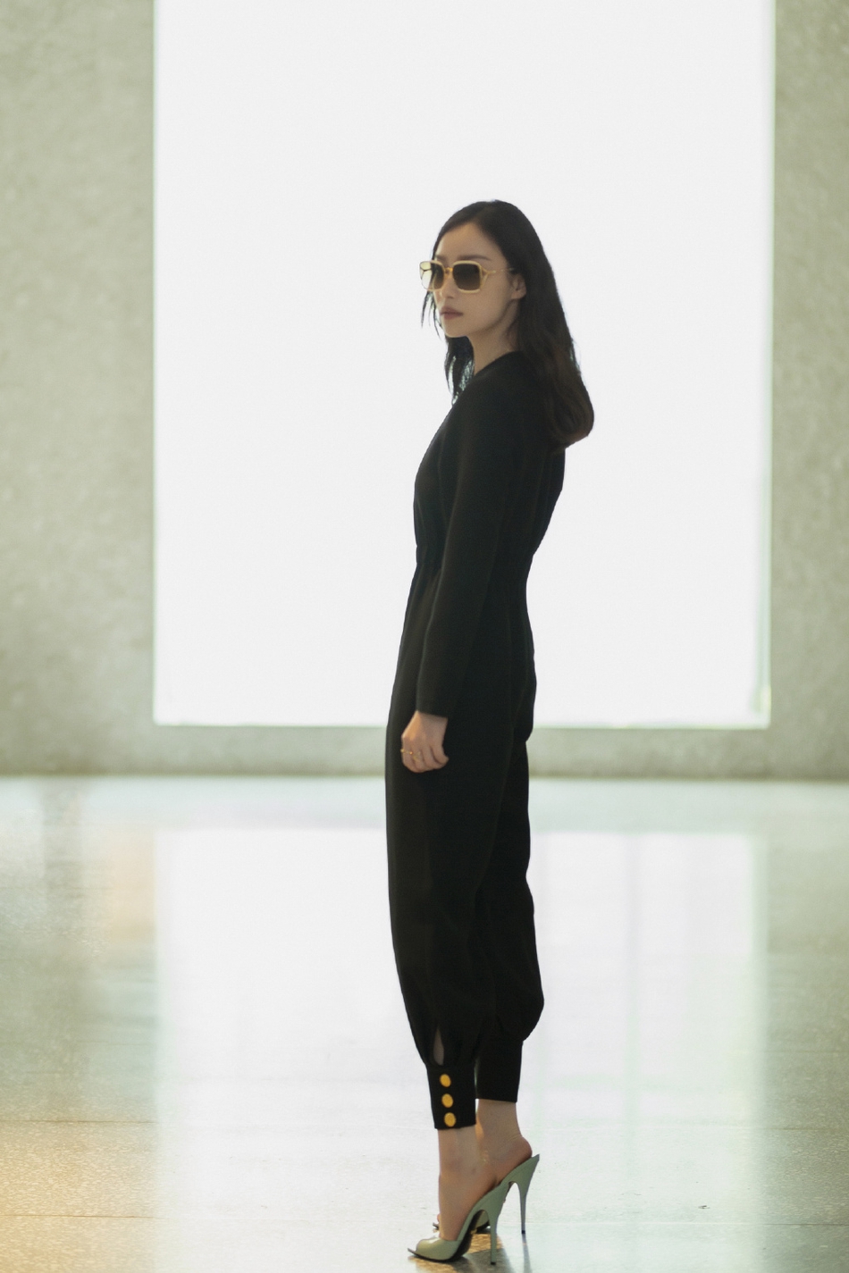 [奇趣网]倪妮黑色深V连体裤秀锁骨 戴圆框大眼镜知性女神范儿