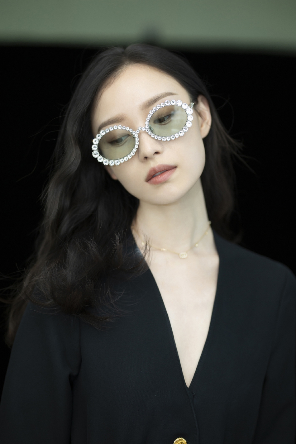 [奇趣网]倪妮黑色深V连体裤秀锁骨 戴圆框大眼镜知性女神范儿