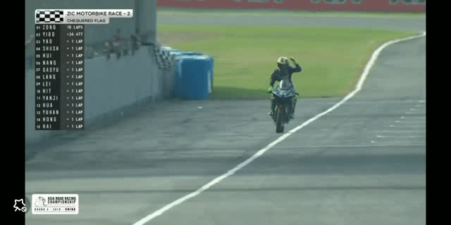 酷盖！王一博摩托车赛获混合组亚军 赛道上挥手致意