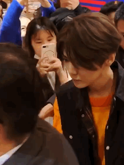 [奇趣网]持靓行凶！鹿晗活动生图曝光 超近距离下皮肤零瑕疵