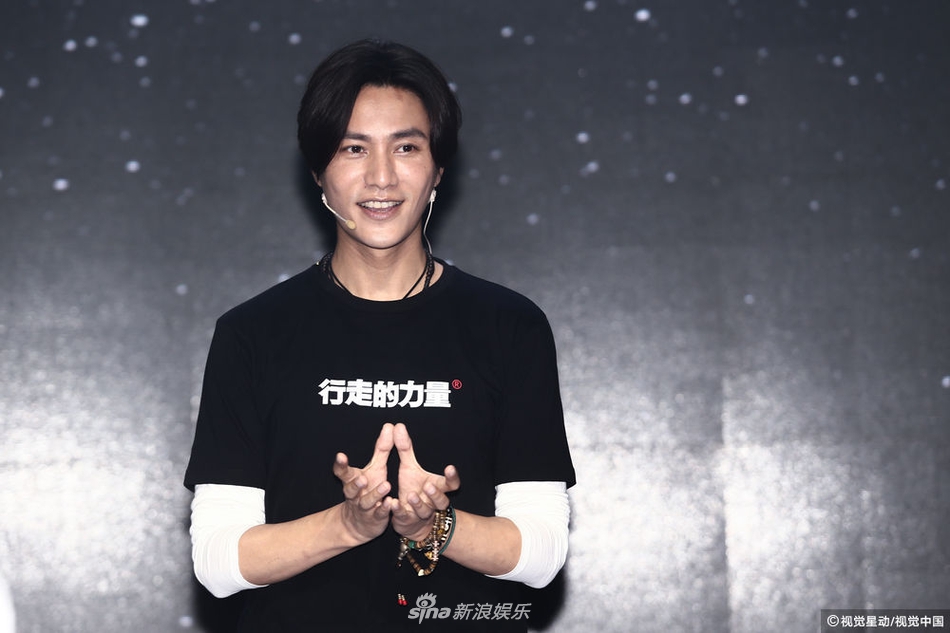 当天,项目发起人陈坤身穿休闲装扮现身,变身表情包用演讲的方式和大家