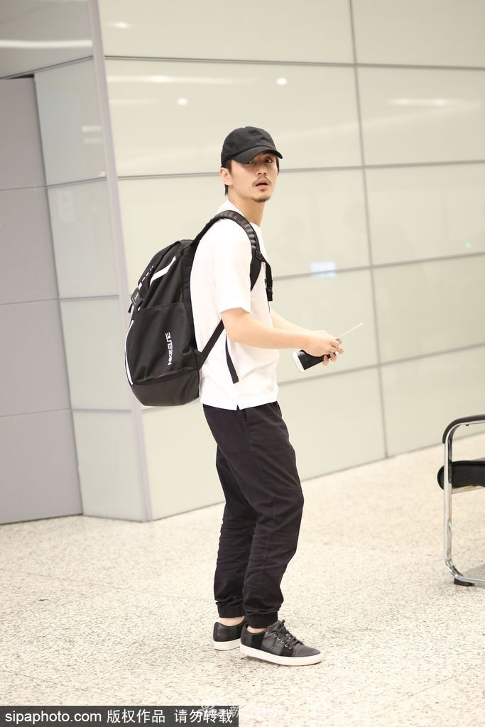 陈晓现身机场小胡子雅痞有型 挠头显蠢萌