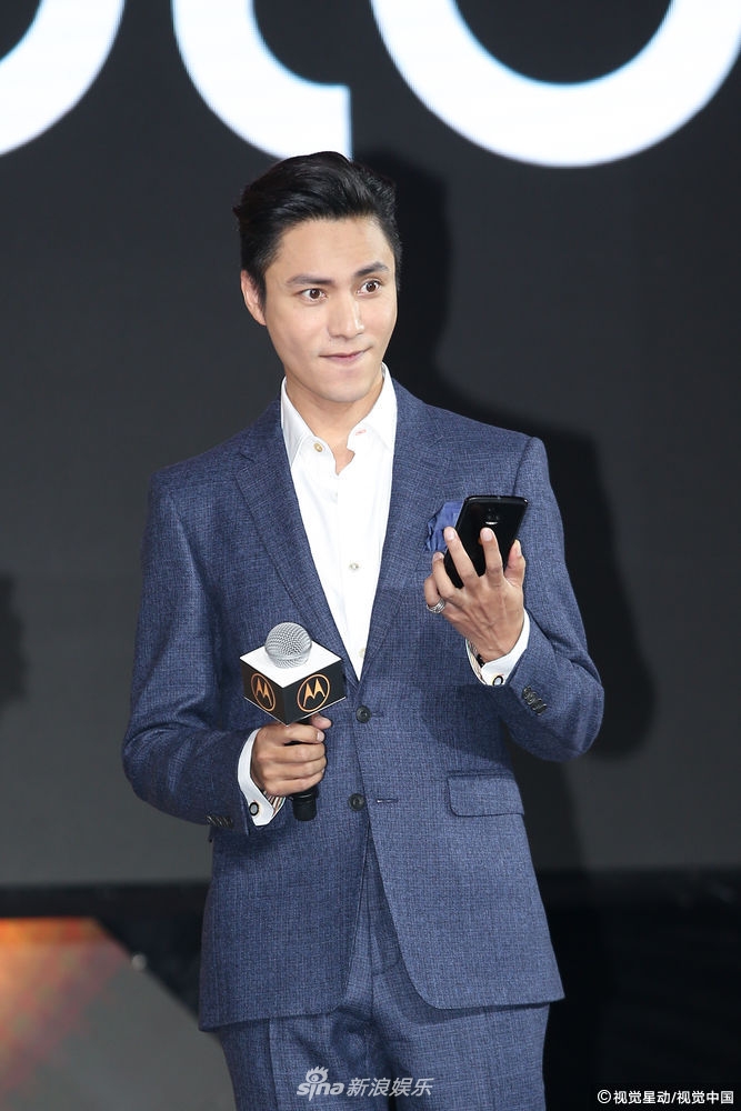 组图:陈坤现身京城捞金 优雅帅气笑容迷人