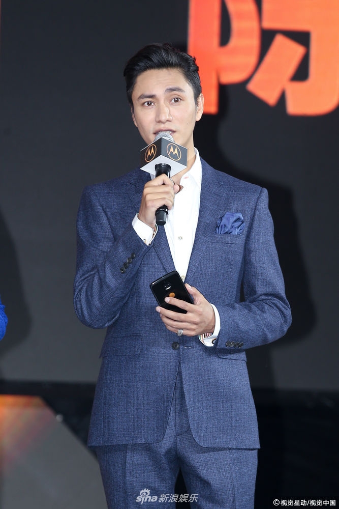 组图:陈坤现身京城捞金 优雅帅气笑容迷人
