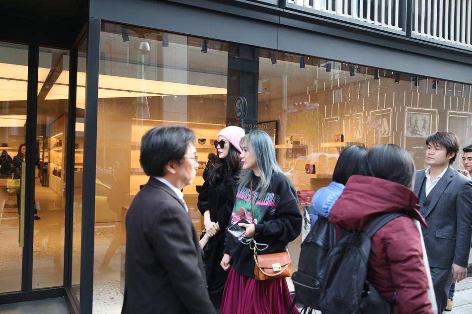 「奇趣网」范冰冰现身日本出席品牌活动 获众人围观星范儿十足