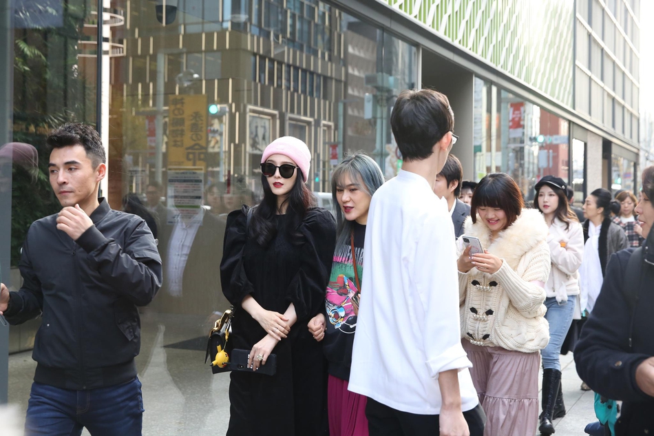 「奇趣网」范冰冰现身日本出席品牌活动 获众人围观星范儿十足