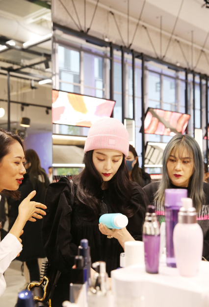 「奇趣网」范冰冰现身日本出席品牌活动 获众人围观星范儿十足