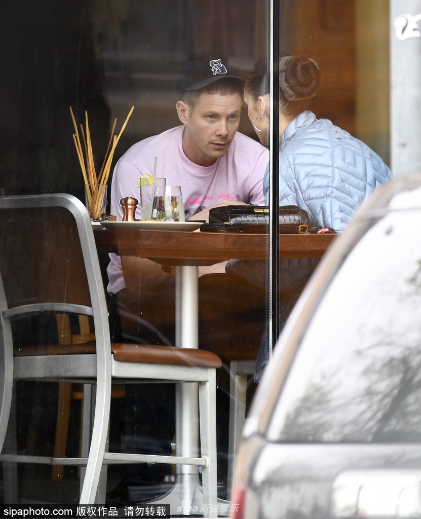 组图:贝拉哈迪德与男友餐厅约会忘情亲吻第1张图片 组图:贝拉哈迪德与男友餐厅约会忘情亲吻第1张图片