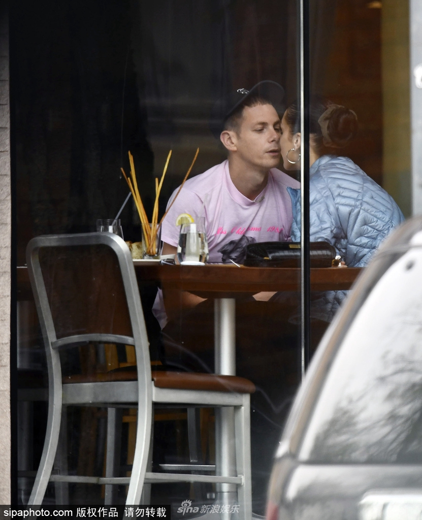 组图:贝拉哈迪德与男友餐厅约会忘情亲吻第3张图片 组图:贝拉哈迪德与男友餐厅约会忘情亲吻第3张图片