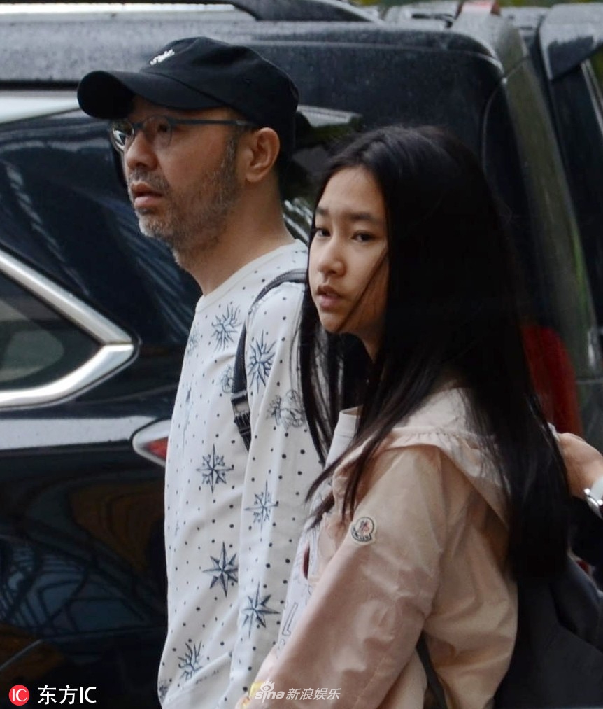 14 21:18:57 3 4 新浪娱乐讯 近日刘仪伟现身酒店,女儿刘思乐随行