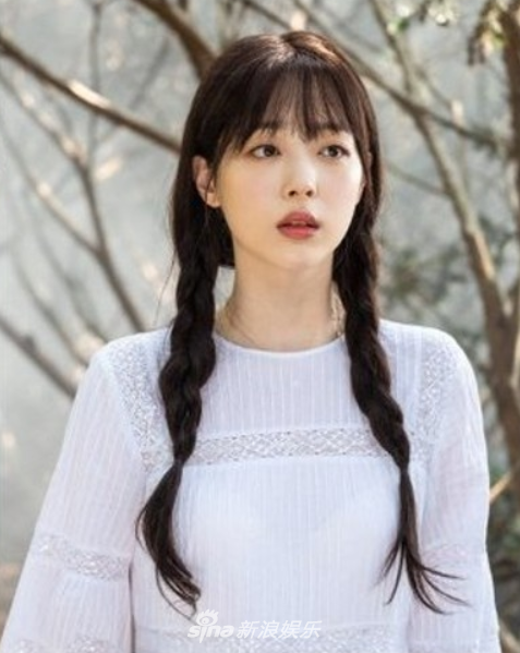 雪莉客串IU热剧造型曝光 姐妹花片场互动有爱