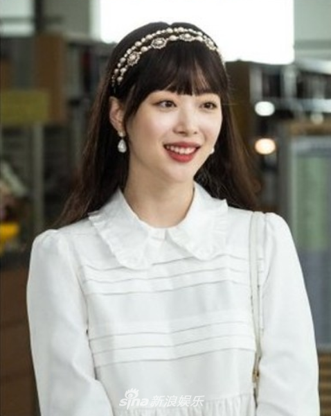 雪莉客串IU热剧造型曝光 姐妹花片场互动有爱