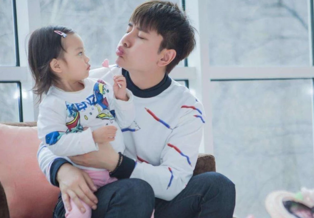 「奇趣网」李小璐晒与女儿合照庆圣诞 甜馨被称是缩小版贾乃亮