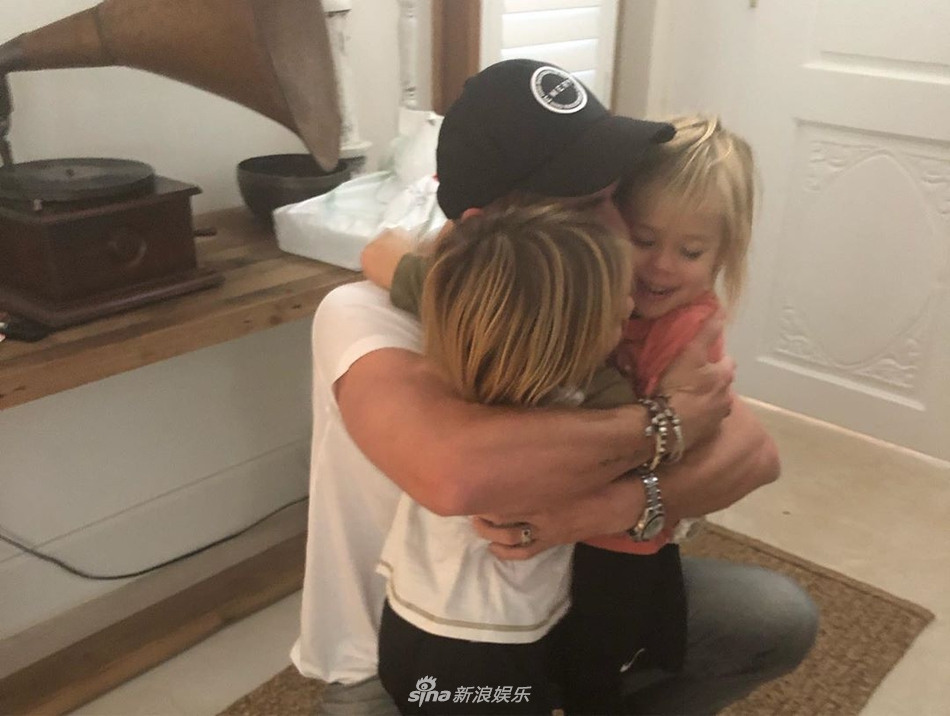 锤嫂晒一家温馨照片为锤哥庆生 深情表白：我的挚爱