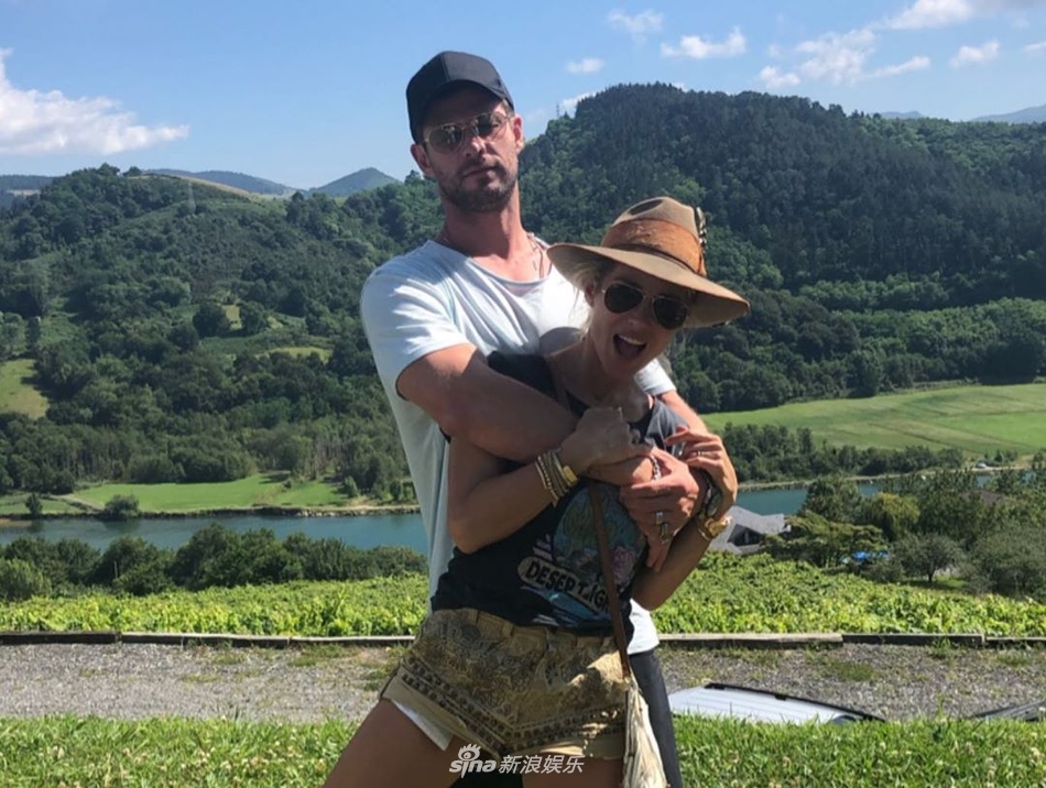 锤嫂晒一家温馨照片为锤哥庆生 深情表白：我的挚爱