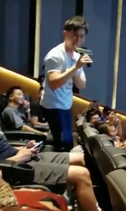 李晨分手后公开现身电影首映 大方分享观影感受心情好