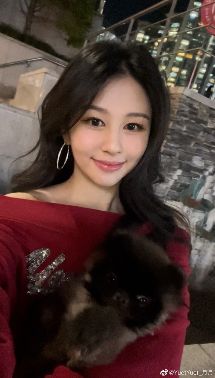 组图：邱淑贞大女儿沈月晒美照 穿红色一字肩上衣抱狗狗眼神温柔_0