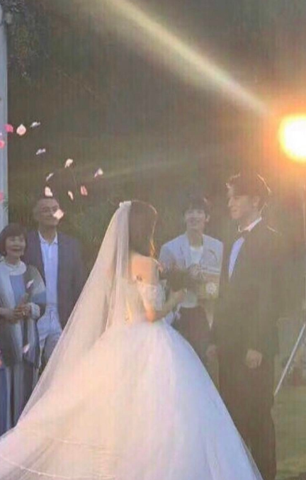 【奇趣网】中国版《浪漫满屋》路透！杨超越许魏洲办婚礼甜蜜对视