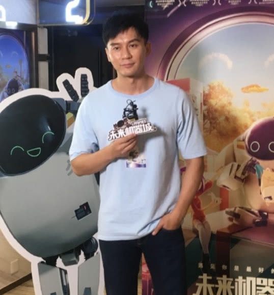 李晨分手后公开现身电影首映 大方分享观影感受心情好