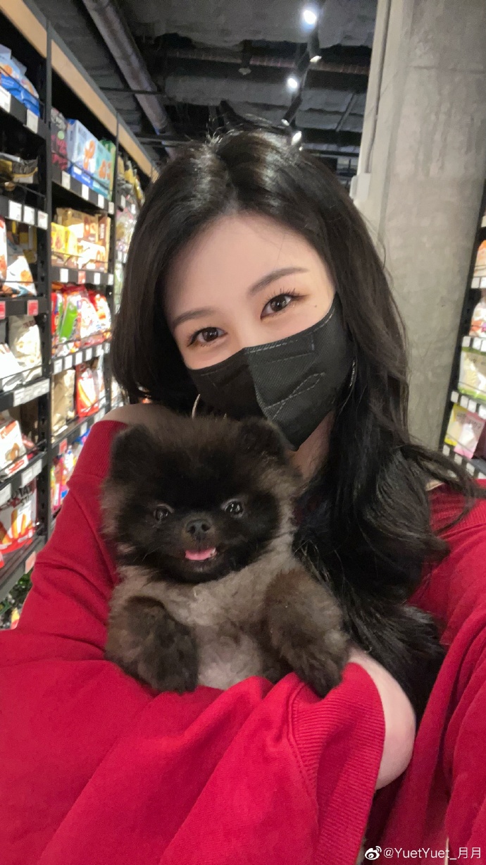 组图：邱淑贞大女儿沈月晒美照 穿红色一字肩上衣抱狗狗眼神温柔_2