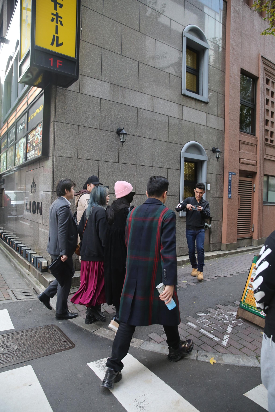 「奇趣网」范冰冰现身日本出席品牌活动 获众人围观星范儿十足