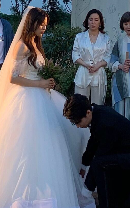 【奇趣网】中国版《浪漫满屋》路透！杨超越许魏洲办婚礼甜蜜对视